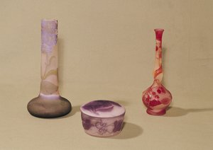 2つの花瓶とbonbonniere、19世紀から20世紀（ガラス）